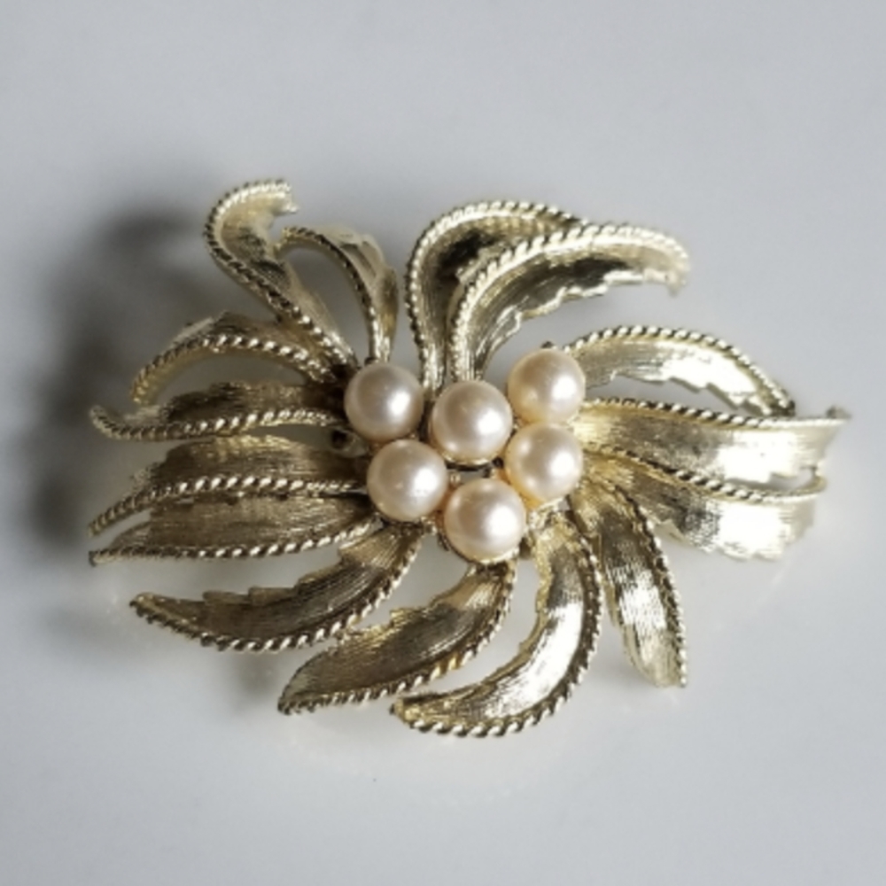 Vintage gold tone and pearl colored brooch